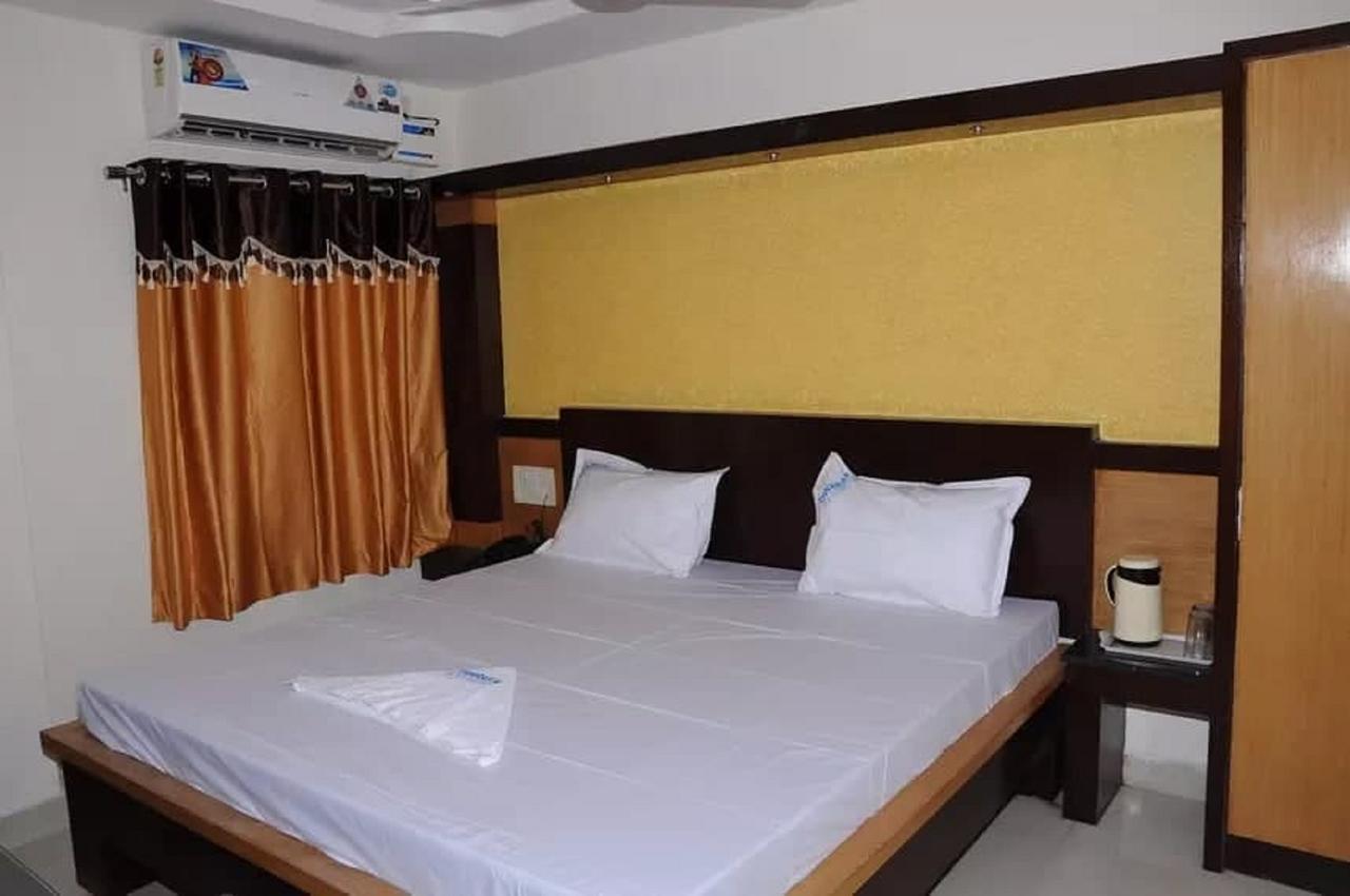 Dwaraka Residency Hotel Kākināda Exterior foto